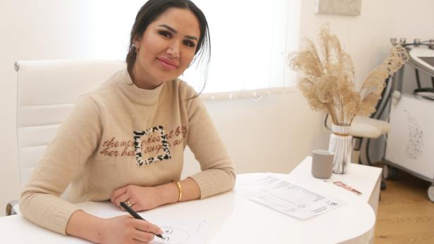 Sara Zirak, geboren in Kabul, führt in Wien einen Schönheitssalon.