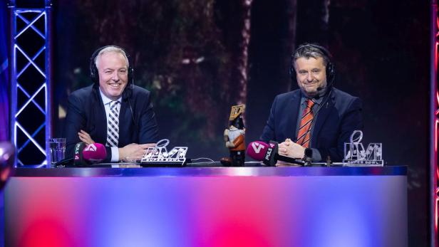 Zwei Männer mit Headsets kommentieren den Super Bowl für Puls 4.