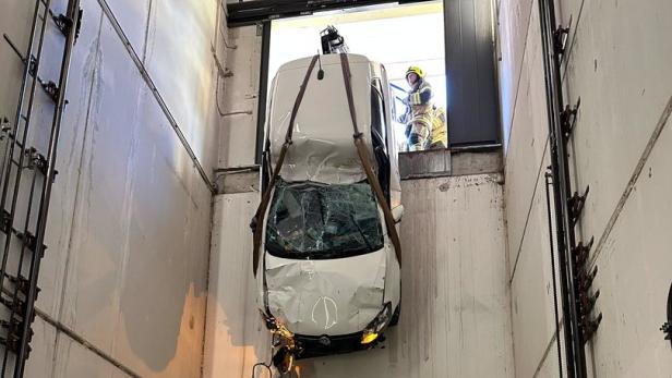 Mann überlebte in Tirol Sechs-Meter-Absturz mit Auto in Schacht