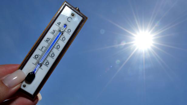Ein Thermometer zeigt eine Temperatur von über 30 Grad Celsius an einem sonnigen Tag.