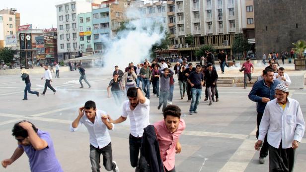 Tränengas bei Demo gegen Gewalt in Ankara