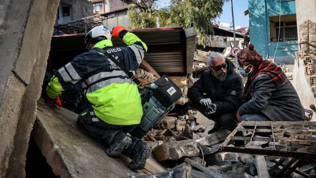 Türkei: Baby nach 128 Stunden aus Trümmern gerettet