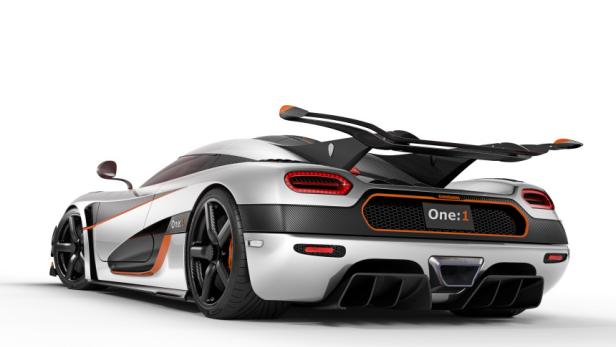Die Rückansicht eines silbernen Koenigsegg One:1 Sportwagens vor einem weißen Hintergrund.