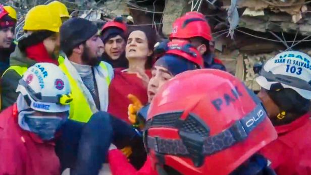 Erdbeben: Kind und Frau nach sechs Tagen aus Trümmern gerettet