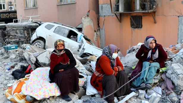 Skandal nach Erdbeben: Türkischer Roter Halbmond verkauft Zelte für Opfer