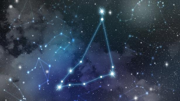 Die Sternenkonstellation des Steinbocks vor einem Nachthimmel voller Sterne.