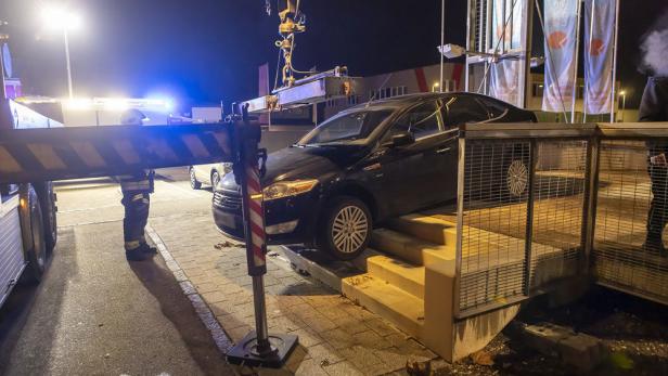Mit Zufahrt verwechselt: Auto hing in Krems auf Stiegenabgang fest