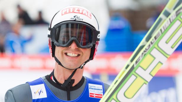 APA11673730 - 28022013 - PREDAZZO - ITALIEN: Mario Stecher (AUT) am Donnerstag, 28. Februar 2013, jubelt beim Wertungsdruchgang auf der Großschanze bei der Nordischen Ski- Weltmeisterschaft in Val di Fiemme. APA-FOTO: EXPA/JÜRGEN FEICHTER