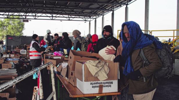 Flüchtlinge suchen an der Grenze in Nickelsdorf nach warmer Kleidung