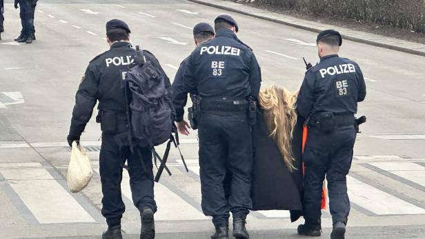 Klimaaktivistin nackt untersucht: Vorwürfe gegen Wiener Polizei
