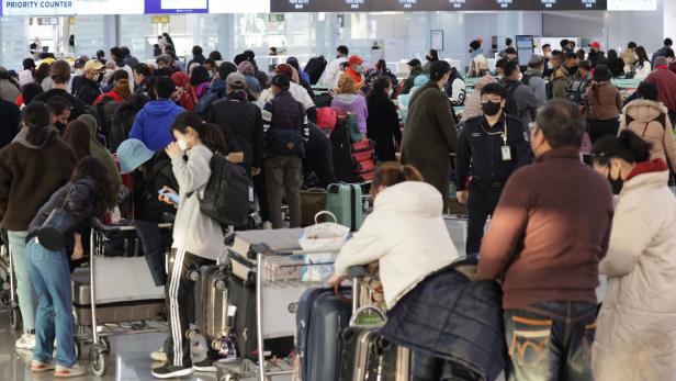 Seit Monaten auf Flughafen: Russen dürfen Asyl beantragen