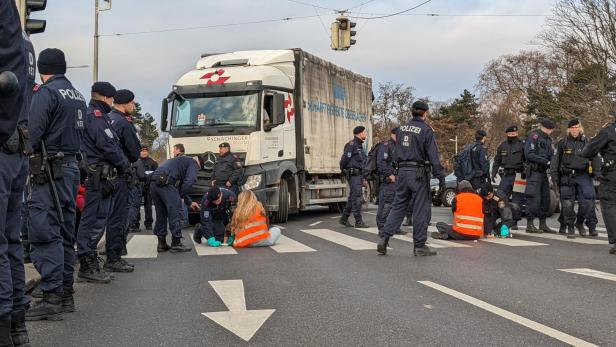Drei Festnahmen: Aktivisten blockierten Verkehr vor Schloss Schönbrunn