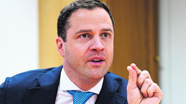 FPÖ-Klubobmann Gudenus während eines Interviews.