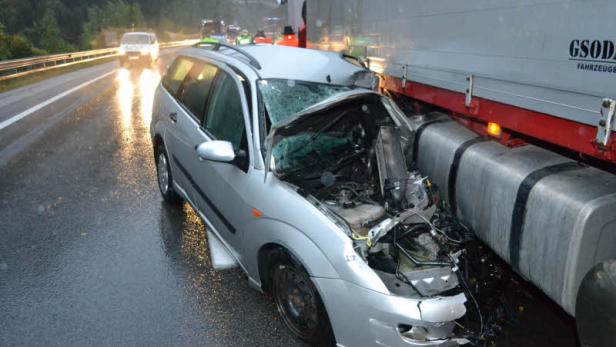 Horrorunfall: Auto von Lkw 80 Meter weit mitgeschleift