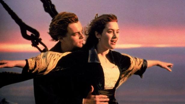 Szene aus dem Film „Titanic“ mit Leonardo DiCaprio und Kate Winslet am Bug des Schiffes.