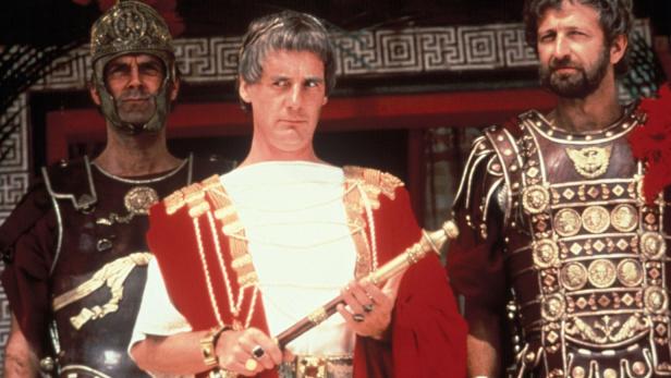 Drei Männer in römischen Kostümen stehen nebeneinander.