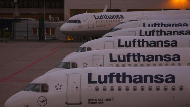 FILE PHOTO: FILE PHOTO: Lufthansa pilots on strike at Frankfurt airport