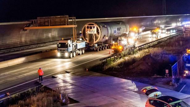 46-111322220 Mehr als 11.000 XXL-Transporte rollten 2022 über die Autobahnen