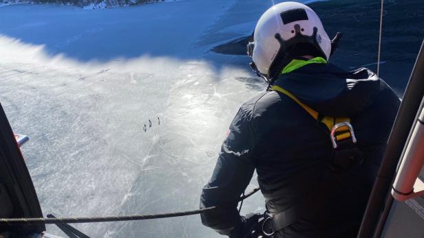 Eisläuferin am Weißensee eingebrochen: Mit Hubschrauber gerettet