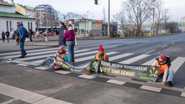 Klimakleber-Aktion am Margaretengürtel: Aktivisten üben Kritik an Polizei