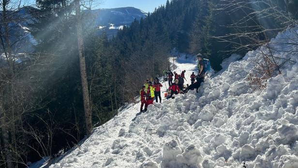 Die Nassschneelawine löste sich 100 Meter über einem beliebten Wanderweg in Annaberg (NÖ). Ein 67-Jähriger wurde verschüttet
