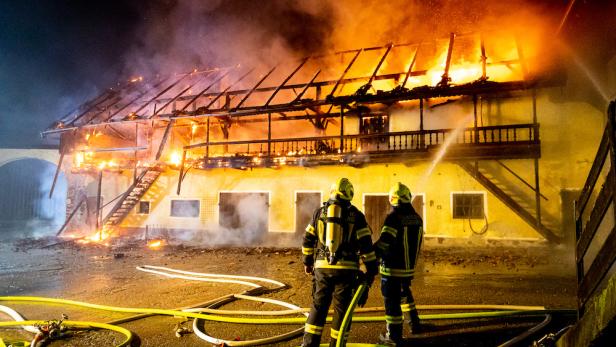 Großbrand in Braunau: Landwirtschaft geht in Flammen auf