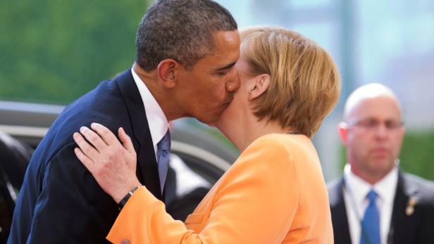 epa03751178 A three way composite photo showing German Chancellor Angela Merkel greeting US President Barack Obama in front of the Federal Chancellery in Berlin, Germany, 19 June 2013. He is due later to make an address at the Brandenburg Gate EPA/MICHAEL KAPPELER