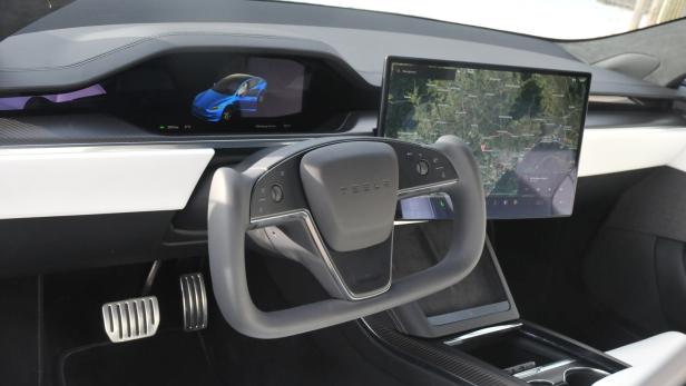 Cockpit in einem Tesla Model S mit Yoke-Lenkrad