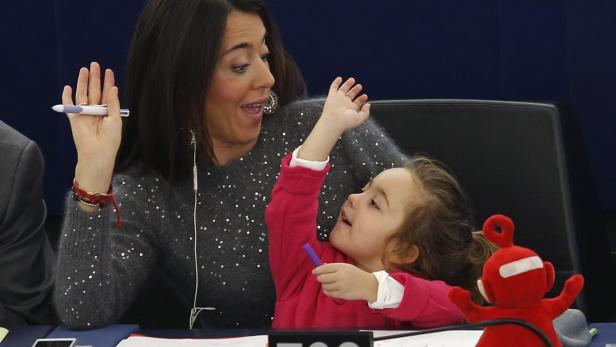 Die jüngste Abgeordnete: Vittoria wächst im EU-Parlament bei Mama auf.