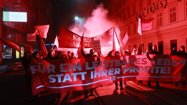 "Eat the Rich": Demo-Zug vor Oper blieb friedlich