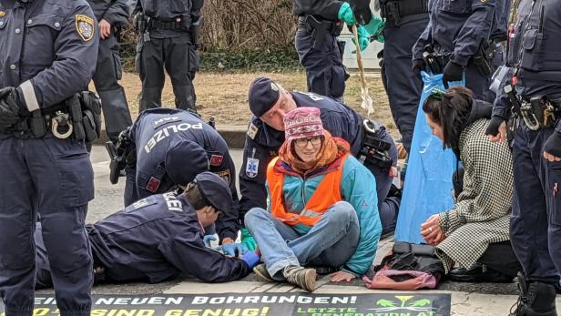 Klima-Kleber blockierten erneut Straßen und Autobahn in Wien