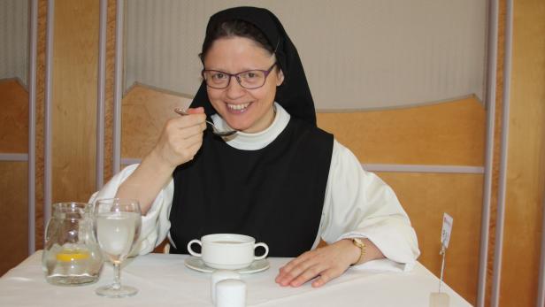 Schwester Immaculata beim Mittagessen: Auf dem Speiseplan steht eine salzlose Dinkelsuppe.