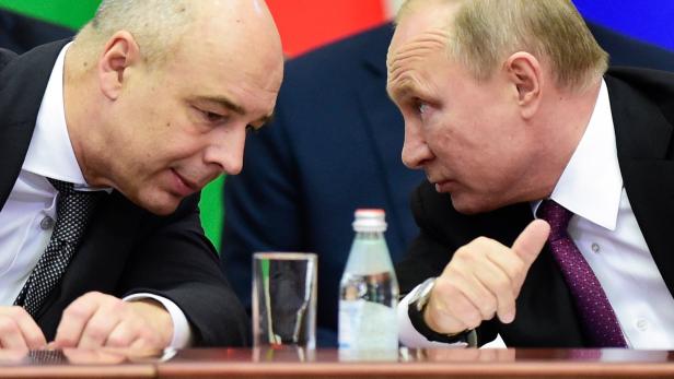 Links, der Herr über die Finanzen in Russland: Finanzminister Anton Siluanow. Rechts: Kremlchef Wladimir Putin.