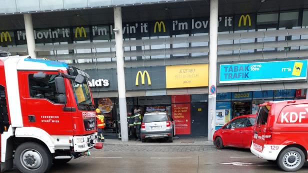 Ein 86-Jähriger hatte beim Einparken den falschen Gang eingelegt und landete in der Filiale des McDonald&#039;s am Liesinger Platz.