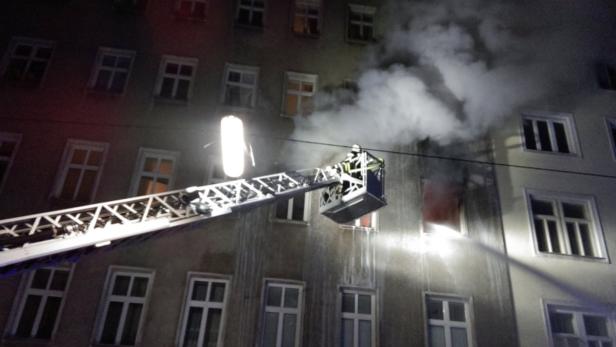 Ein Feuerwehrmann löscht einen Brand in einem Gebäude.
