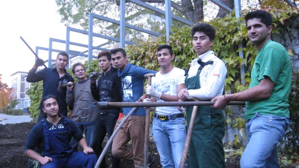 Tolles Team: Fritz Neuhauser mit seinen Helfern bei der Gartenarbeit im Geriatriezentrum