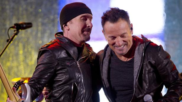 Bei einem Überraschungskonzert von U2 am New Yorker Times Square sind Rockstar Bruce Springsteen und Coldplay-Sänger Chris Martin für den verletzten U2-Frontmann Bono eingesprungen.
