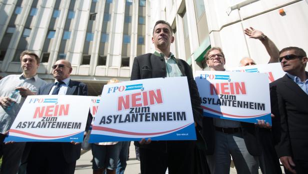 FPÖ WIEN "PROTESTAKTION GEGEN ASYLANTENHEIM" Bilder wie diese besorgen den Europarat.