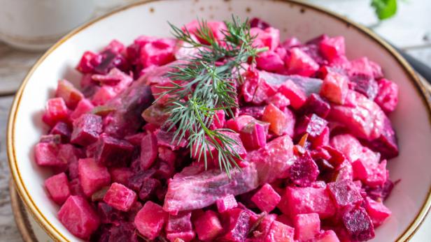 Ein Teller mit russischem Hering Salat, auch bekannt als „Schuba“.