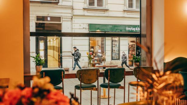 Blick aus einem Café auf eine belebte Straße in Wien.