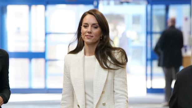 Kate Middleton trägt einen Blazer, eine Hose und Turnschuhe.