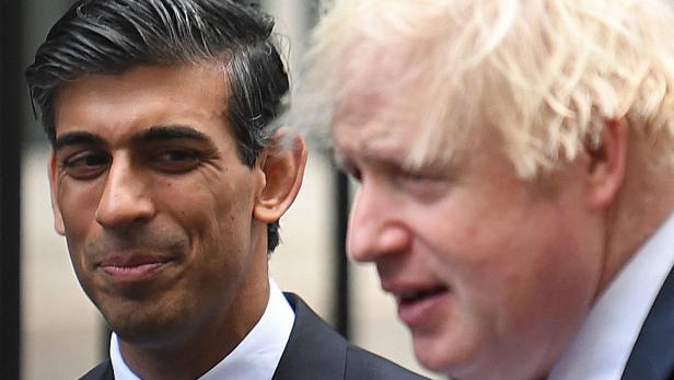 Premier Sunak mit seinem Ex-Boss und Vorvorgänger Boris Johnson (r.)