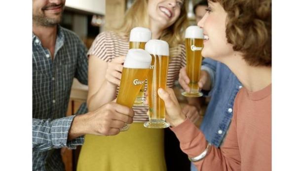 Anstoßen mit bestem Biergeschmack funktioniert auch ohne Alkohol – zum Beispiel mit Gösser NaturGold Alkoholfrei.