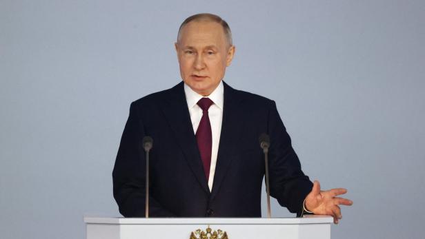 Parolen & Verschwörungen: Wie sich Putin an sein Geschichtsbild klammert