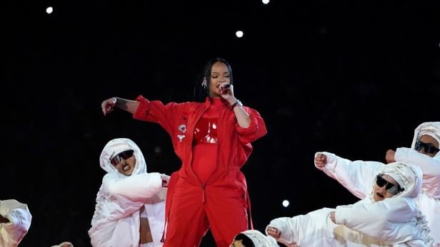 Rihanna tritt während der Halbzeitshow des Super Bowl auf, umgeben von Tänzern.