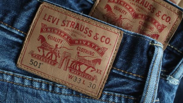 Nahaufnahme von zwei Levi Strauss & Co. Jeansetiketten.