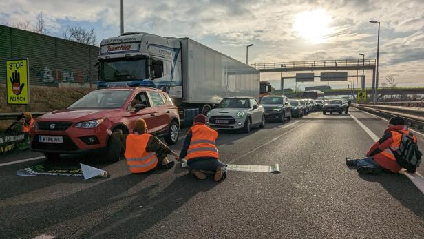 ++ HANDOUT ++ WIEN: KLIMA-AKTIVISTEN BLOCKIERTEN VERKEHR AUF DER SCHÜTTELSTRASSE