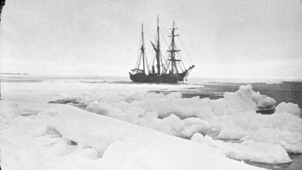 Die Admiral Tegetthoff, das Schiff der Payer-Weyprecht-Expedition, blieb nach nur einem Monat im Eis stecken