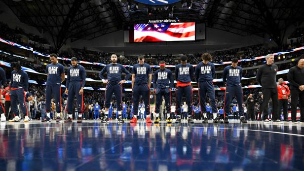 In den großen US-Sportligen machen Sportteams (hier die NBA-Basketballmannschaft New Orleans Pelicans) die breite Öffentlichkeit auf den Black History Month aufmerksam.