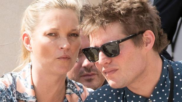Moss und Nikolai bei einer Louis Vuitton Fashion Show in Paris.